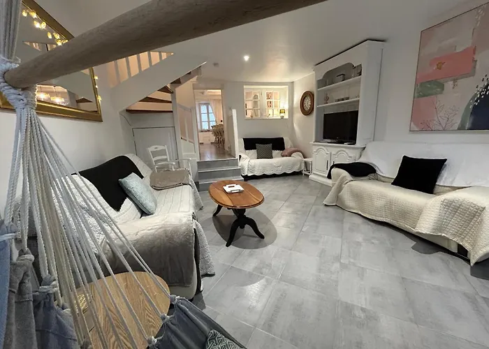 Holiday home Des Hirondelles Saint-Hilaire-des-Loges