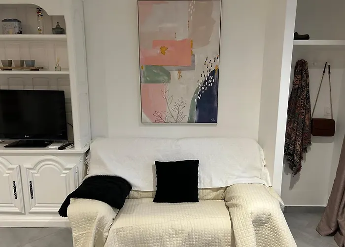 Holiday home Des Hirondelles Saint-Hilaire-des-Loges